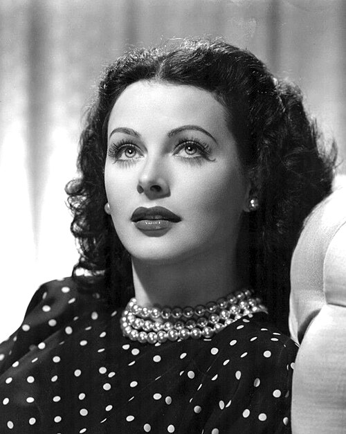 Foto promosi Hedy Lamarr untuk film The Heavenly Body (1944)
